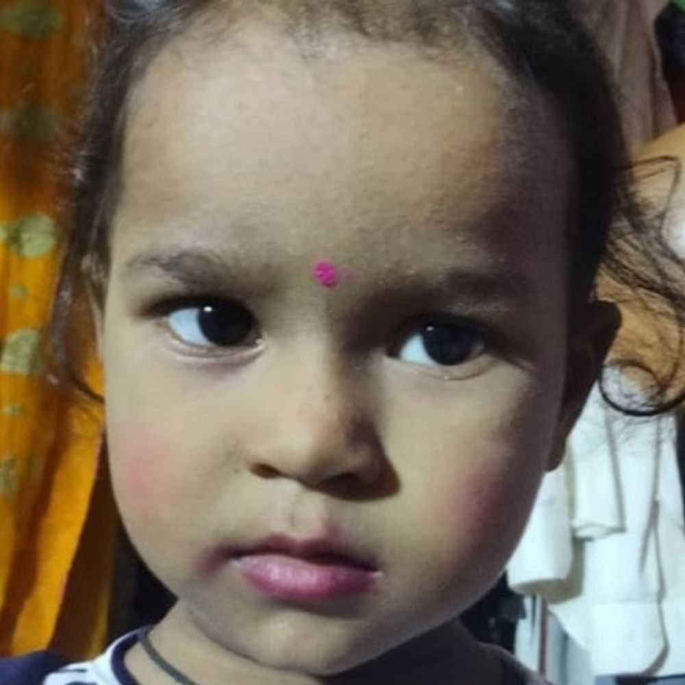 जेसीबी बाइक से टकराई, 7 साल की बच्ची की मौत:मां-पिता और बहन के साथ नानी घर जा रही थी, हादसे में तीन हुए घायल