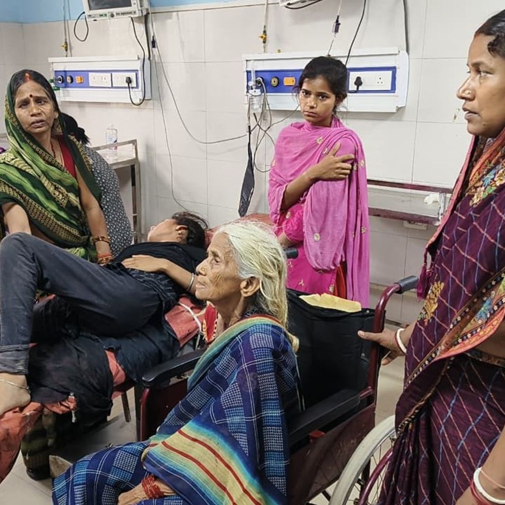 भोजपुर में पुलिस गाड़ी की टक्कर से बुआ-भतीजी घायल:मारपीट केस में छापेमारी करने पहुंची थी टीम, ग्रामीणों ने दरोगा पर मारपीट का लगाया आरोप