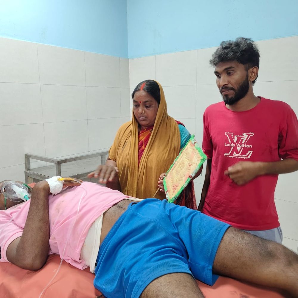 भोजपुर में युवक की बेहरमी से पिटाई:बच्चे के जन्मदिन पर सामान खरीदने बाजार गया था, स्कूटी में टक्कर लगने के बाद लात-घूंसों से मारा