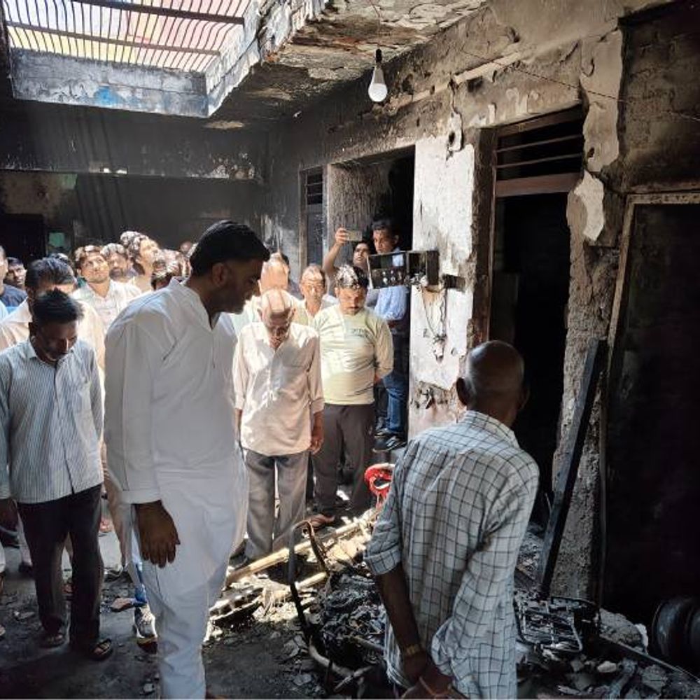 सपा विधायक अतुल प्रधान कृष्णा नगर डोरली पहुंचे, हाल जाना:रविवार आधी रात को लगी थी आग, पिता-पुत्री की हुई थी मौत, मदद का भरोसा