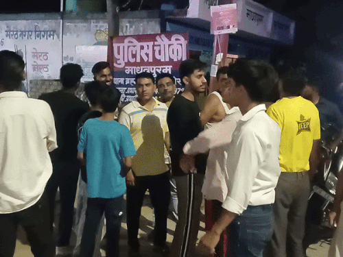 माधवपुरम चौकी पर बजरंग दल कार्यकर्ताओं का हंगामा:जनरल स्टोर के कर्मचारियों पर चोरी का आरोप लगा बच्चों से मारपीट करने का आरोप