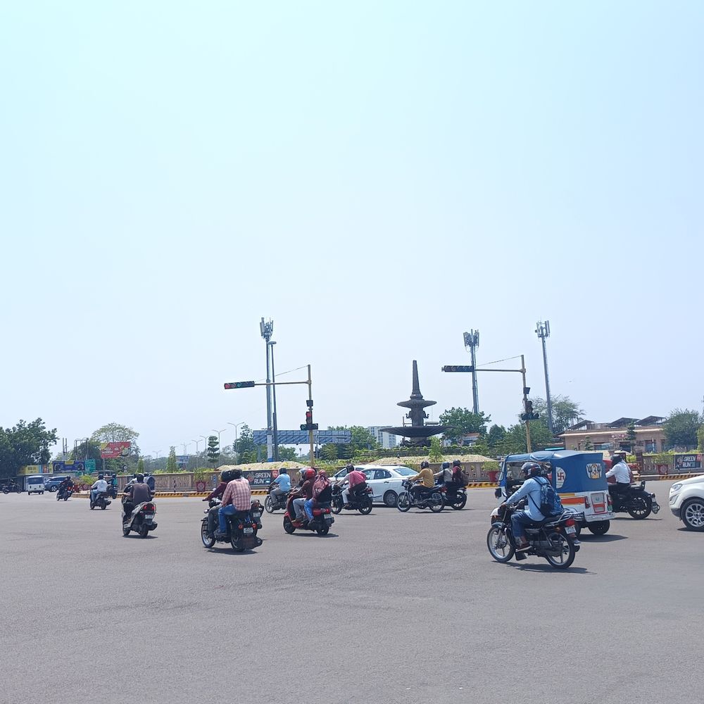 लखनऊ में बारिश का यलो अलर्ट:40 किलोमीटर की रफ्तार से चलेगी हवा, दो दिनों में 42 डिग्री पारा पहुंचने पर बढ़ेगी गर्मी