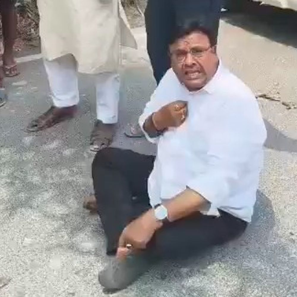 अपनी ही सरकार के प्रशासनिक व्यवस्था के खिलाफ धरना:BJP नेता ने लगाए गंभीर आरोप, कहा- दबंगों ने रास्ते पर किया कब्जा, कार्रवाई नहीं हुई