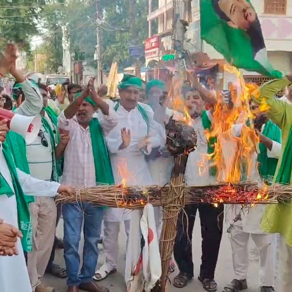 हरा गमछा पर टिप्पणी को लेकर सड़क पर उतरा राजद:बेगूसराय में कार्यकर्ताओं ने किया प्रदर्शन, मुख्यमंत्री का पुतला जलाया