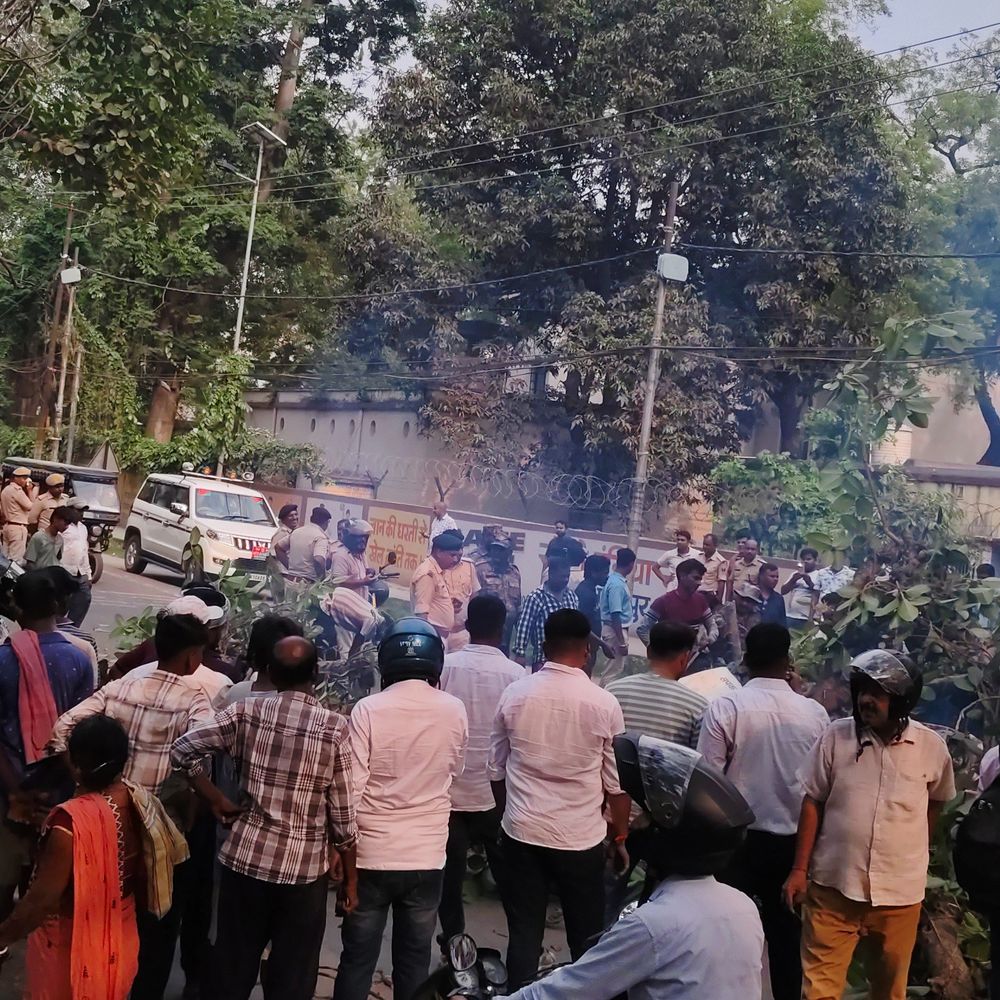 भागलपुर में ई-रिक्शा पर बरगद का पेड़ गिरा:दो महिला समेत चार लोग दबे, गाड़ी क्षतिग्रस्त; तिलकामांझी रूट हुआ ब्लॉक