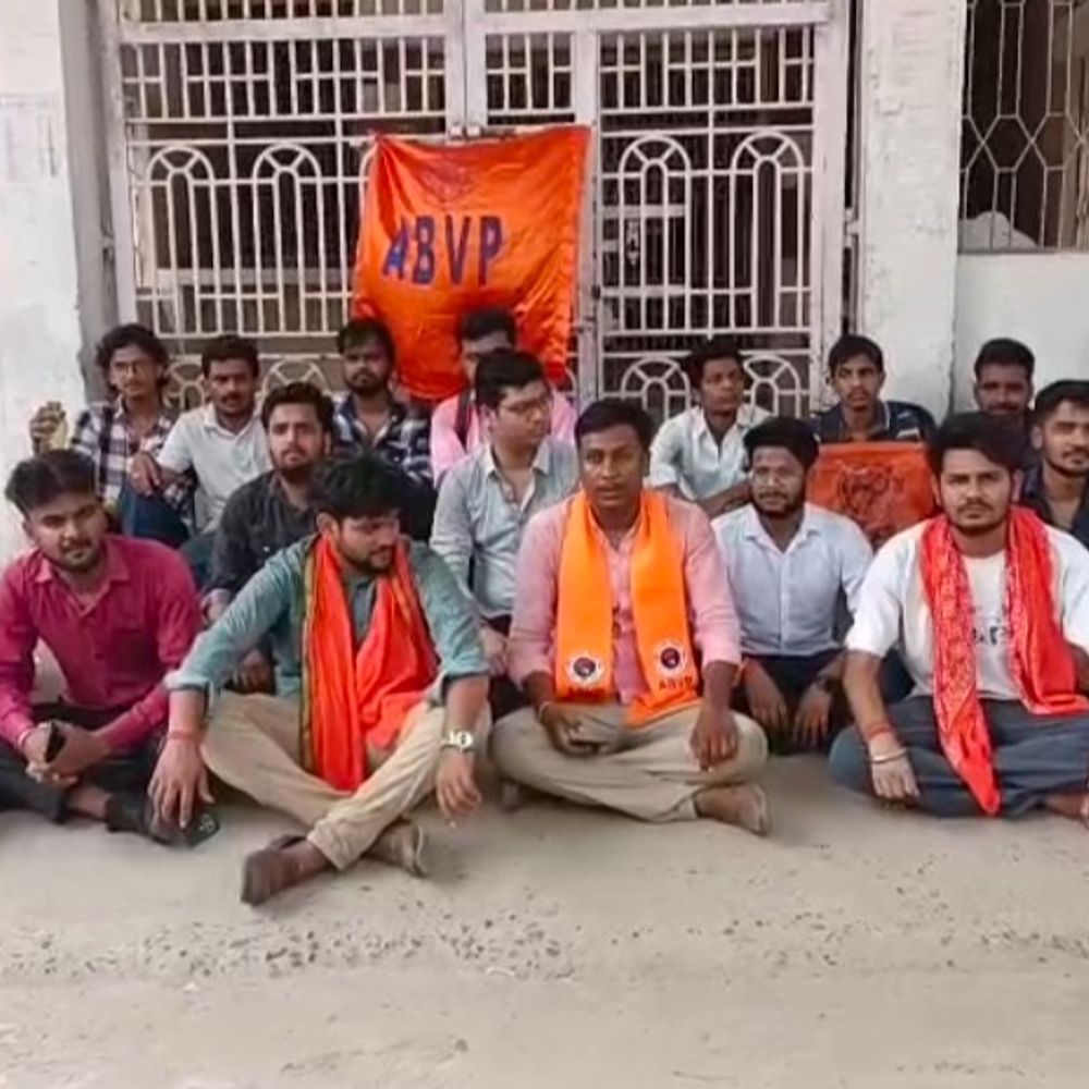 अवैध शुल्क वसूली के खिलाफ ABVP का प्रोटेस्ट:भागलपुर में प्रशासनिक भवन में किया हंगामा, कहा- छात्रों का शोषण बंद करें