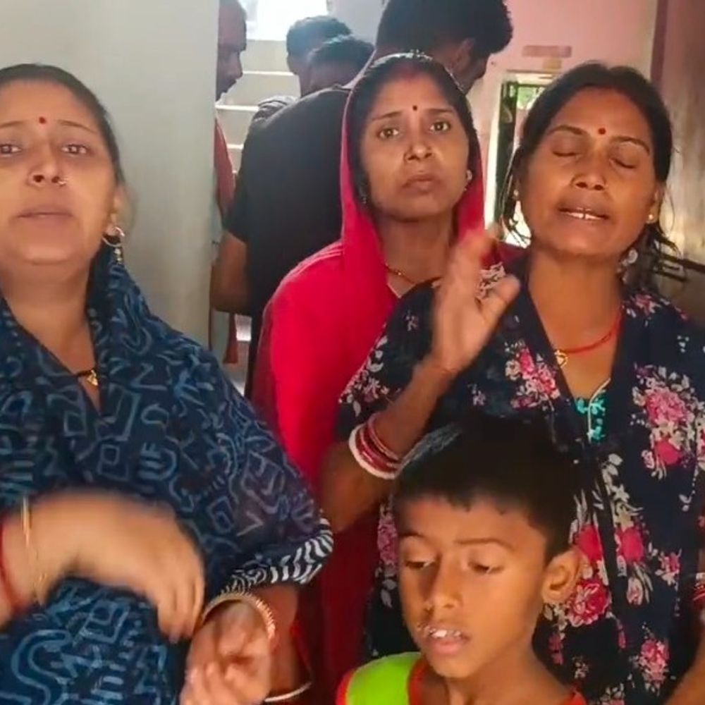 भागलपुर में पुलिस पर पथराव और धक्का मुक्की:आरोपी को गिरफ्तार करने पहुंची थी; परिवार का आरोप- जबरन दरवाजा खुलवाया, महिलाओं-बच्चों को मारा