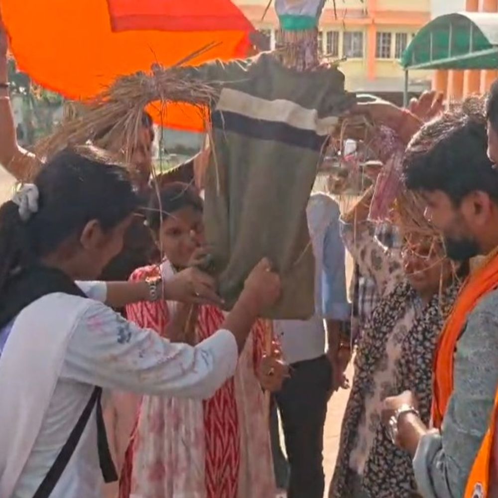 प्रोफेसर के खिलाफ चूड़ी पहनकर डांस करो के लगे नारे:भागलपुर में ABVP कार्यकर्ताओं ने प्रभारी कुलपति का पुतला फूंका, इंटर्नशिप के नाम पर पैसे लेने का आरोप