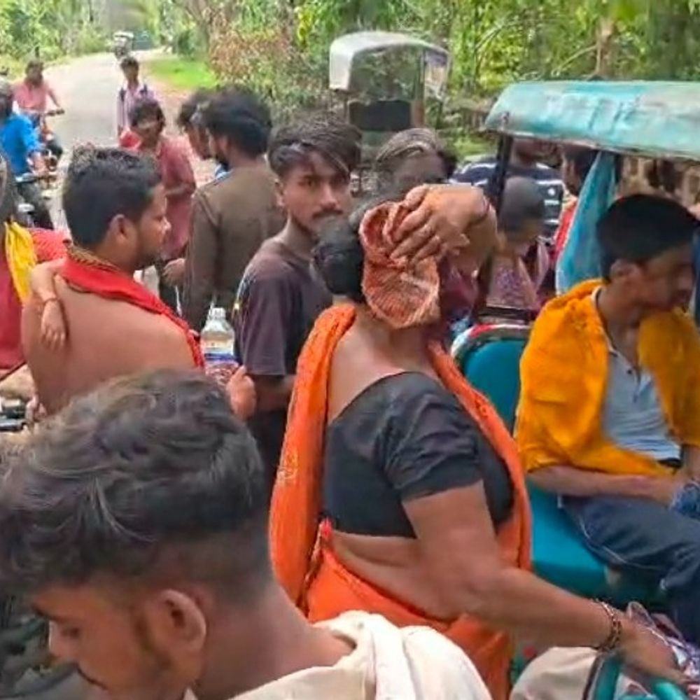 बाइक सवार को बचाने में ई-रिक्शा पलटी:भागलपुर में ड्राइवर समेत चार लोग जख्मी, महिला के सिर में लगी चोट