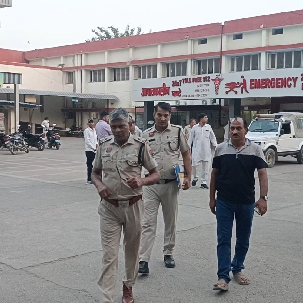 भिवानी में सड़क हादसे में महिला की मौत:दो बच्चों की मां थी, हादसे के बाद मौके पर पहुंची पुलिस जांच में जुटी