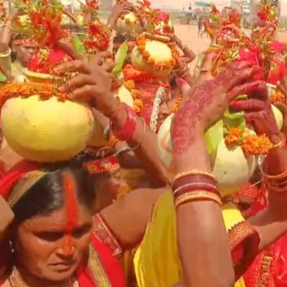 गयाजी में हाथी-घोड़ों संग निकली भव्य कलश यात्रा:गुरुआ में गूंजा हर-हर महादेव का जयकारा, 11 दिवसीय महारुद्र महायज्ञ शुरू