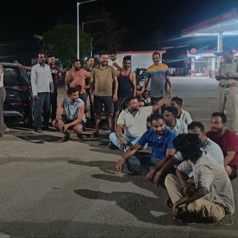 सोहागपुर में बिजली कटौती से फूटा लोगों का गुस्सा:भाजपा-कांग्रेस पदाधिकारी युवाओं के साथ हाईवे पर बैठे, डेढ़ घंटे तक किया चक्काजाम