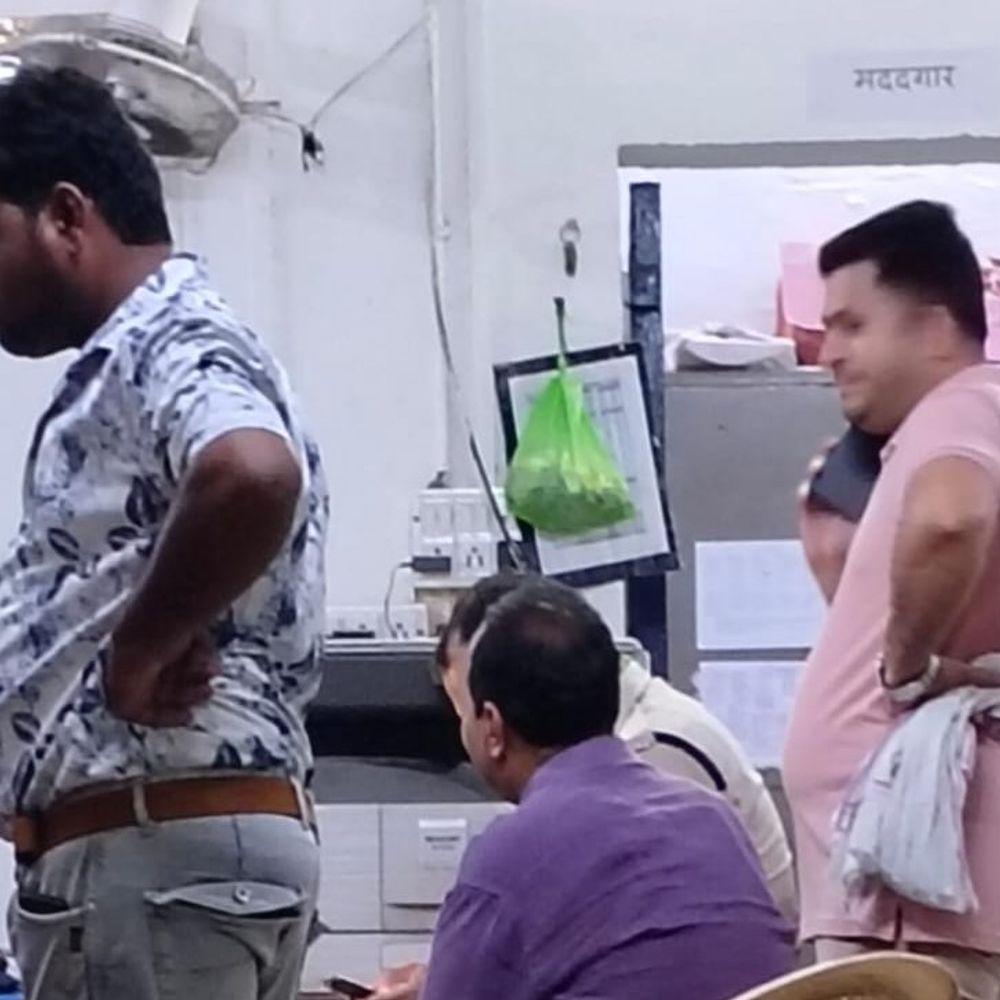 इटारसी में किसान बनकर गेहूं खरीदी केंद्र पहुंचे अफसर:5 हजार रुपए घूस मांगने की शिकायत पर की जांच; प्रभारी और सर्वेयर ने की बदसलूकी