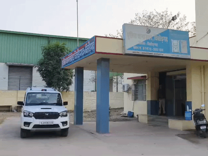 सूने मकानों में चोरी करने वाले दो चोर गिरफ्तार:चित्तौड़गढ़ में लगातार हो रही थी चोरियां, रात में करते थे पहले रेकी