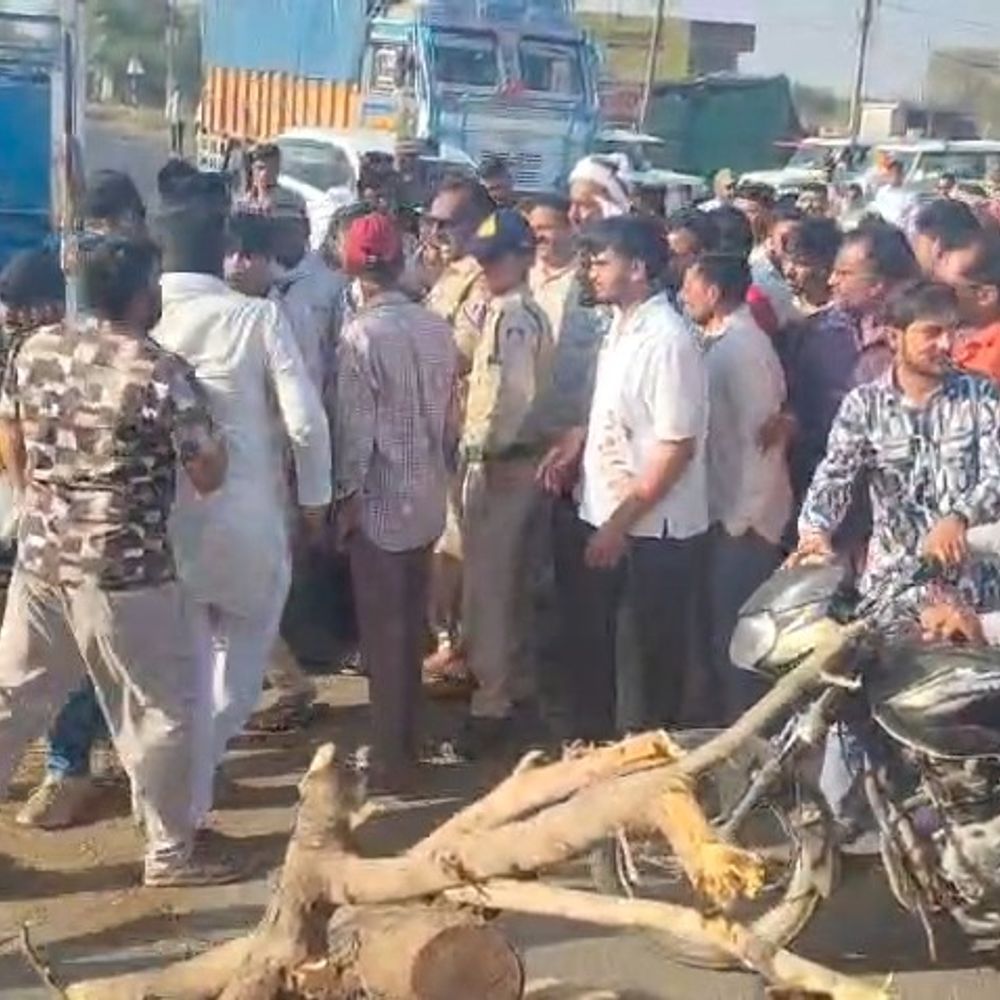 रतलाम में फोरलेन पर चिता जलाने की तैयारी, प्रदर्शन:हादसे में मौत के बाद गुस्सा फूटा, सर्व समाज धरने पर बैठा, एक करोड़ मुआवजे की मांग