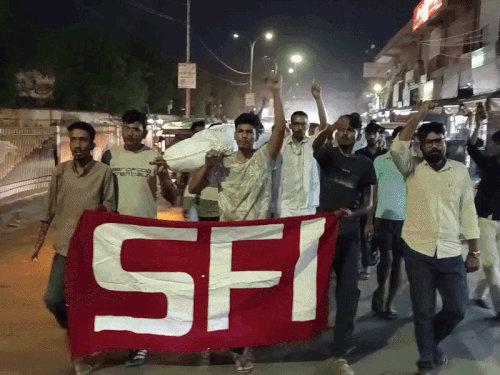 सीकर में केंद्रीय मंत्री का पुतला फूंका,NEET-पेपर रद्द का आक्रोश:SFI ने किया प्रदर्शन, NTA को भंग करके नई एजेंसी से एग्जाम करवाने की मांग