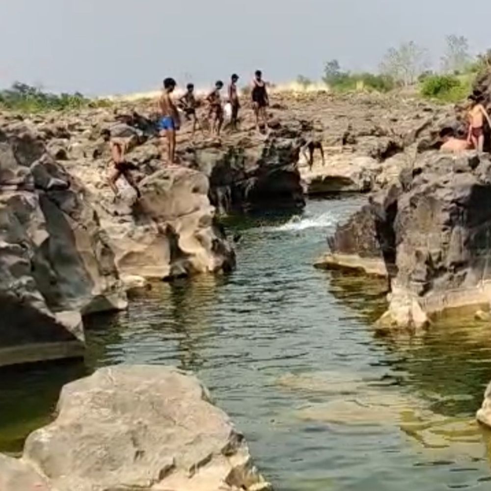 घोघरा वॉटरफॉल में रील बनाते 2 बच्चे डूबे:नहाते समय गहरे पानी में गए; बहनों के साथ पिकनिक मनाने गए थे
