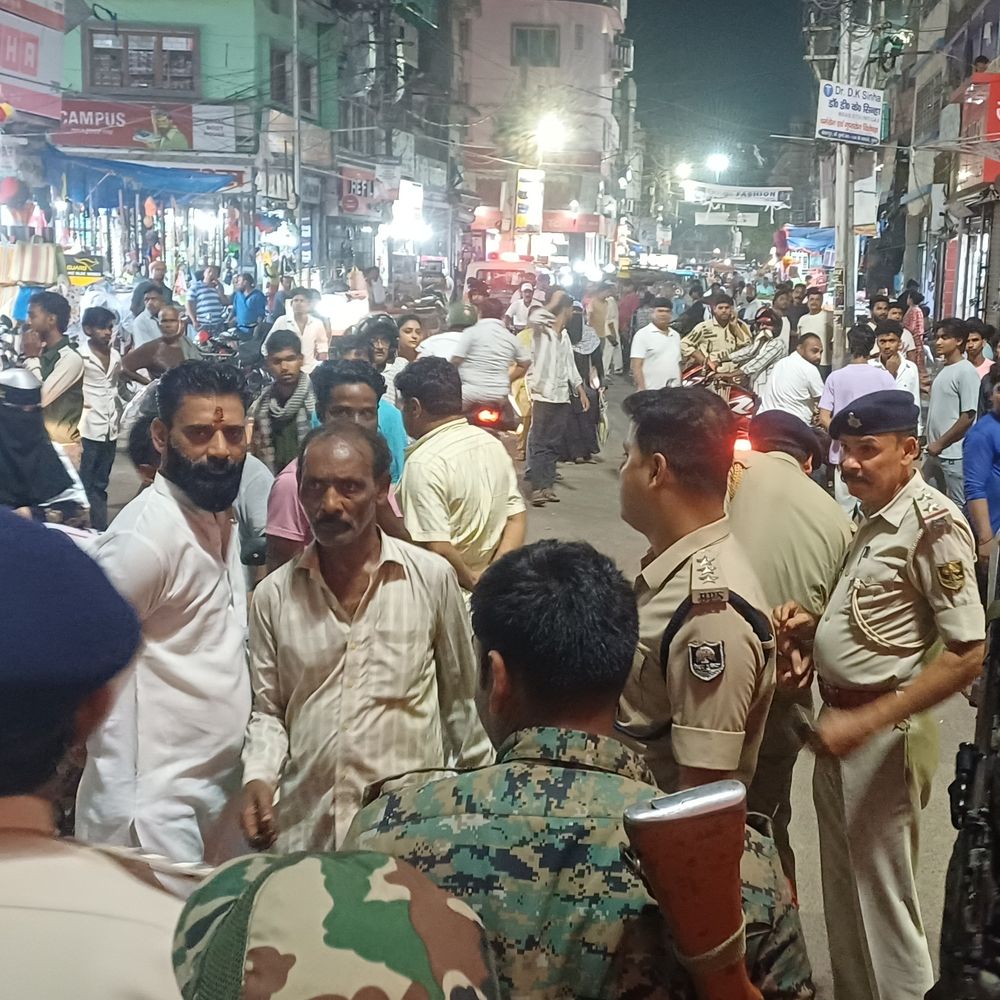 मुंगेर में प्रेम प्रसंग को लेकर बाटा चौक पर तनाव:सड़क जाम-दुकानें बंद कराने की कोशिश, मामले को सांप्रदायिक रंग देने का आरोप, पुलिस बल तैनात