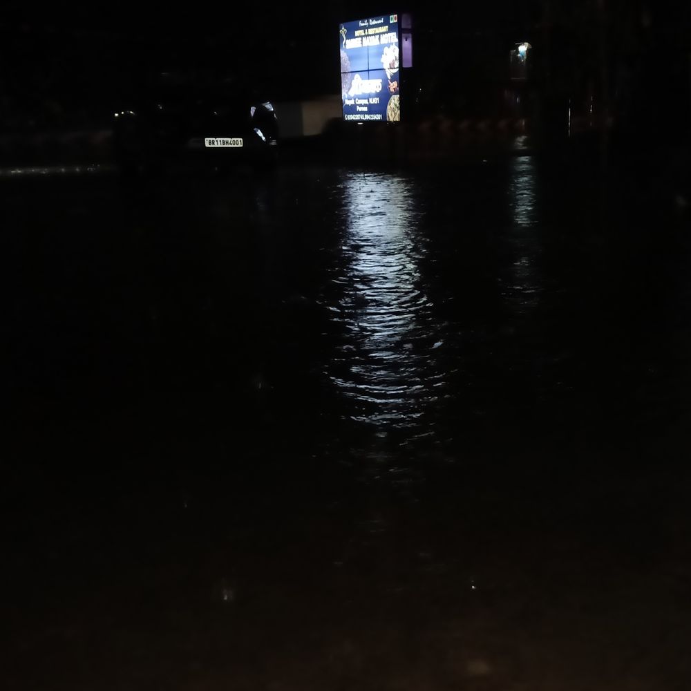 पूर्णिया में 2 घंटे तक आफत बनकर बरसी बारिश:आंधी-बारिश में बिजली के तार टूटे, पेड़ धराशाई; फसलों के नुकसान ने तोड़ी किसानों की कमर