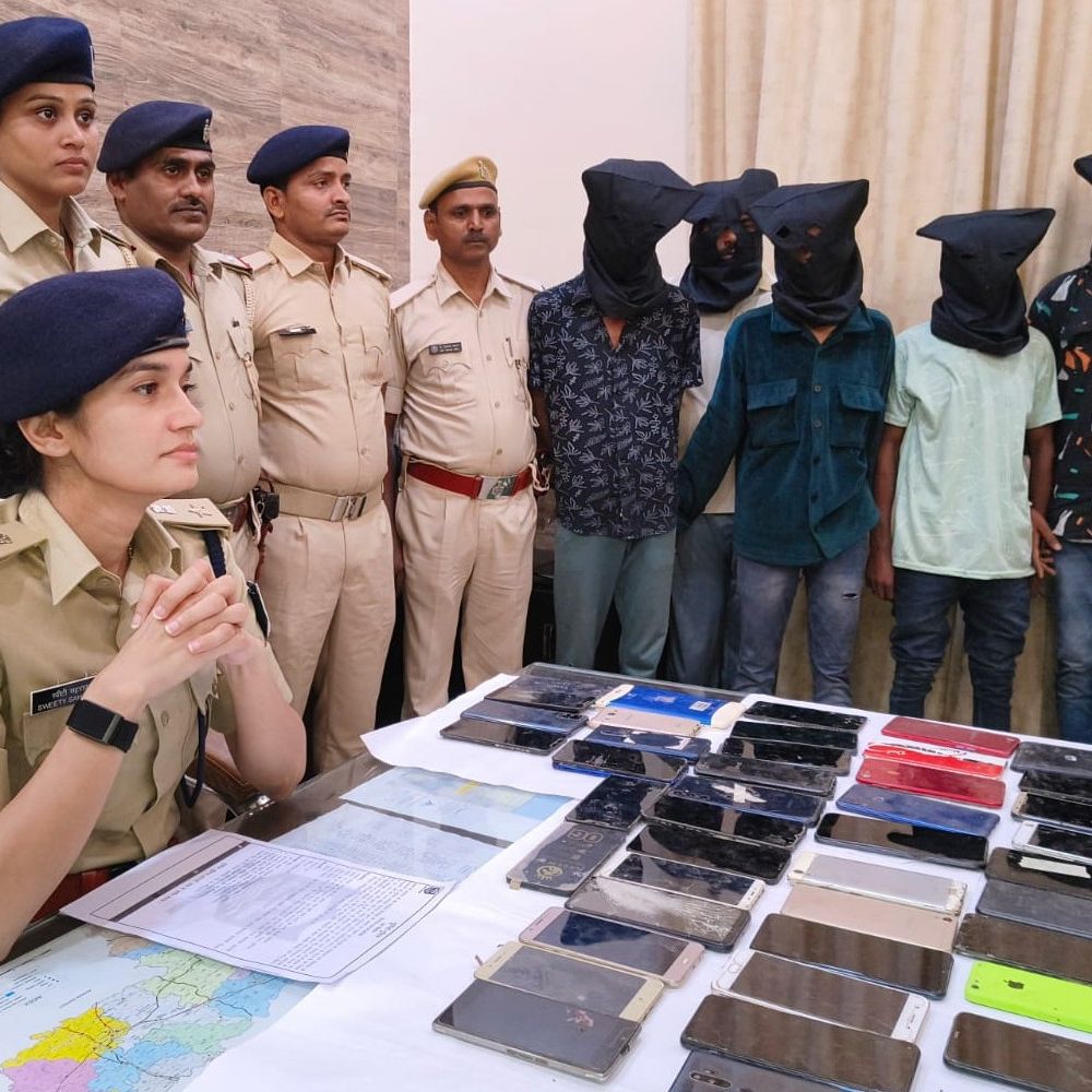 पूर्णिया में मोबाइल स्नैचिंग गैंग का खुलासा:गिरोह के 5 शातिर सदस्य गिरफ्तार; रेड में 25 मोबाइल, 2 टैबलेट और 85 मोबाइल बरामद