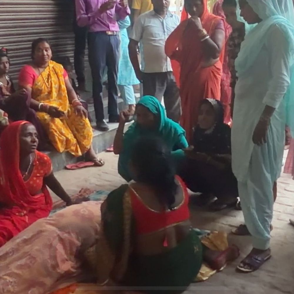पूर्णिया में महिला मरीज की मौत पर हंगामा:शव रखकर लाइन बाजार में प्रदर्शन, पति बोला- करना था टॉन्सिल का ऑपरेशन, काट डाली सांस की नली