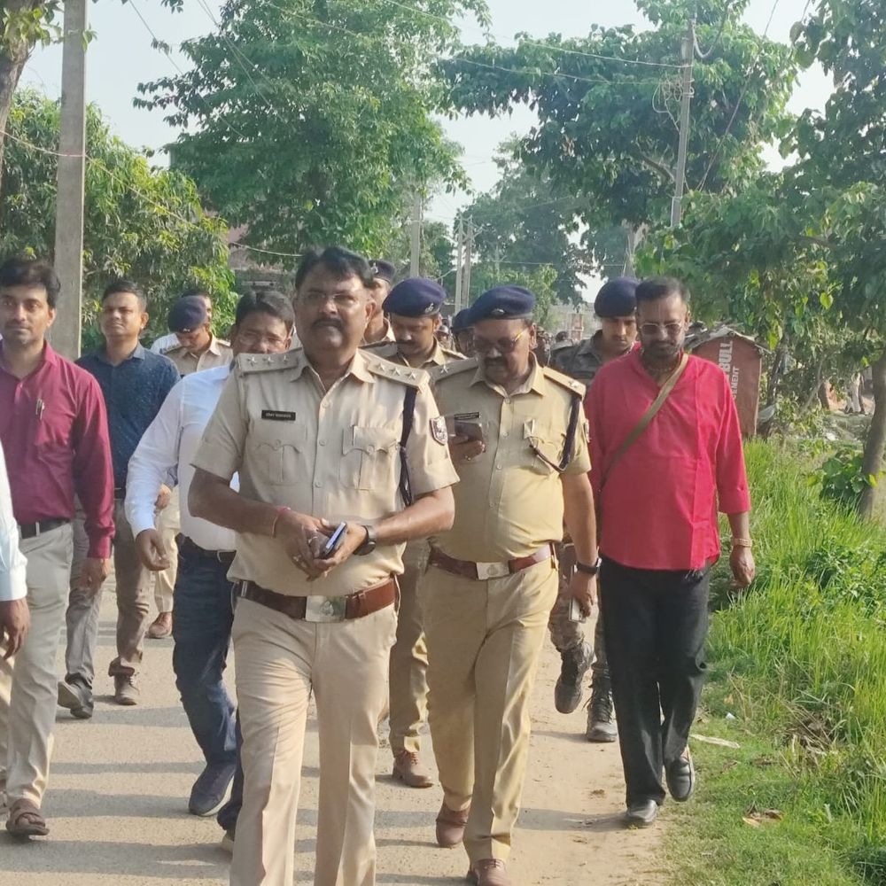 भंडार गांव में मूर्ति विसर्जन को लेकर प्रशासन अलर्ट:मोतिहारी डीएम-एसपी ने फ्लैग मार्च किया, माहौल बिगाड़ने वालों को सख्त चेतावनी दी