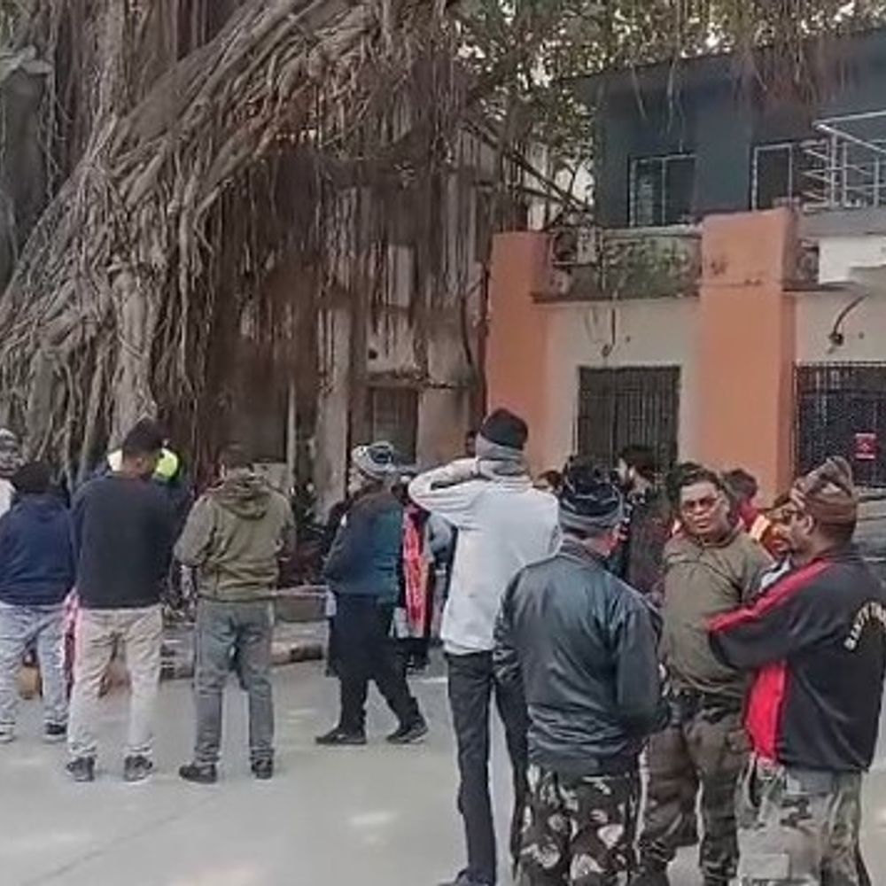 पूर्णिया में सड़क किनारे मिली लाश:शरीर पर जख्म के निशान, मृतक की पहचान नहीं हो सकी है; 72 घंटे तक सुरक्षित रखी जाएगी बॉडी