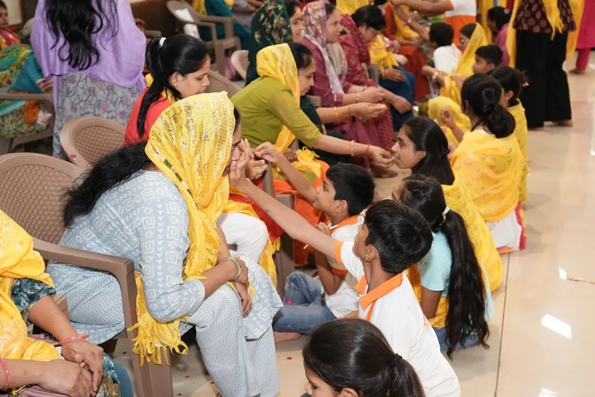 वडताल धाम में बच्चों ने माता-पिता का पूजन कर लिया आशीर्वाद