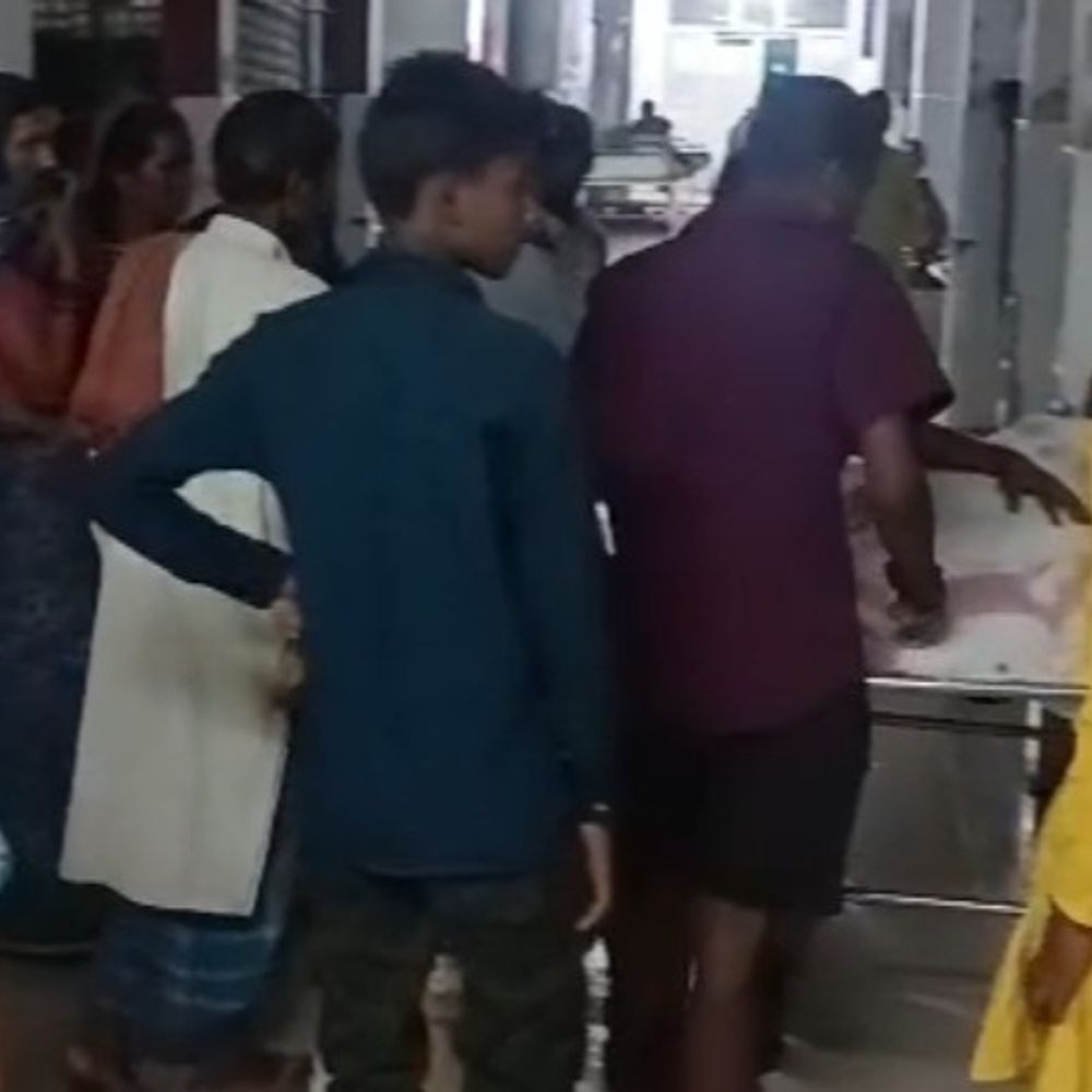 पूर्णिया में कोल्ड ड्रिंक से भरी वैन ऑटो से टकराई:गाड़ी के नीचे दबने से महिला की मौत, जलावन लेने घर से निकली थी