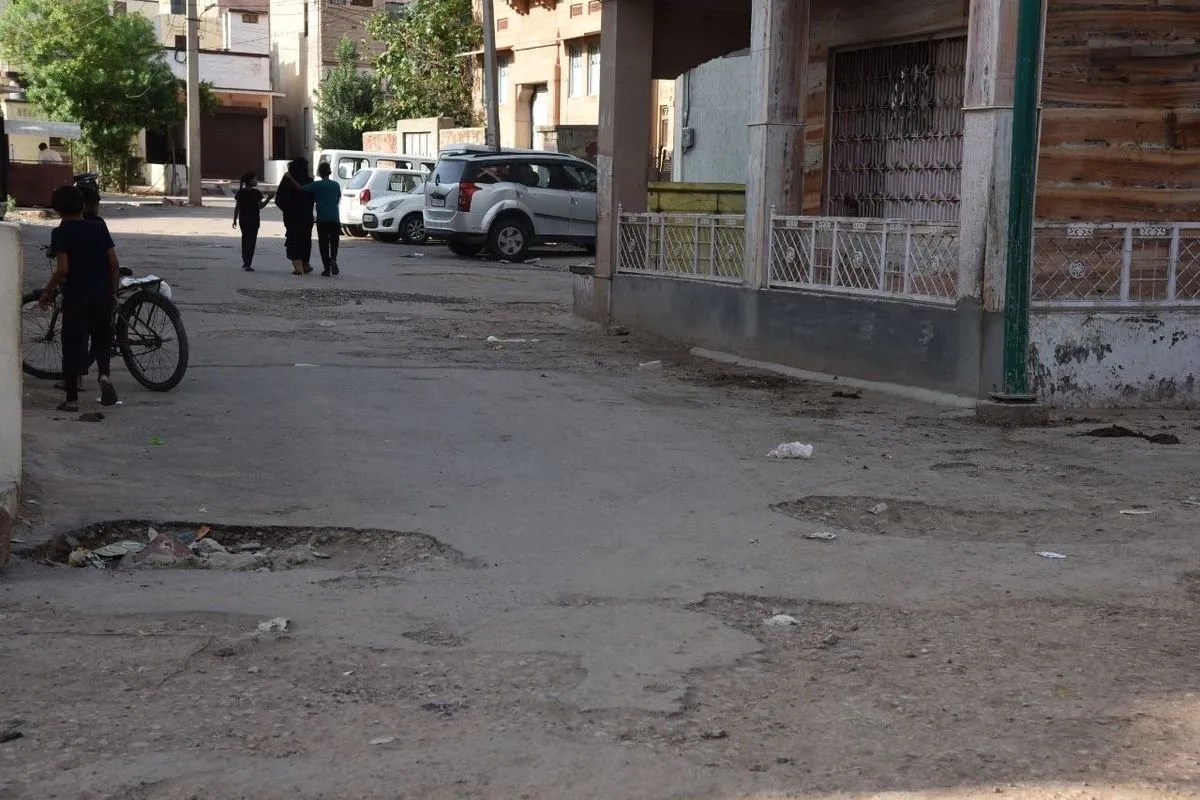 Nagaur news diary…रामपोल से आर्य समाज मार्ग खड्डों का जाल: हर कदम पर हादसे का खतरा