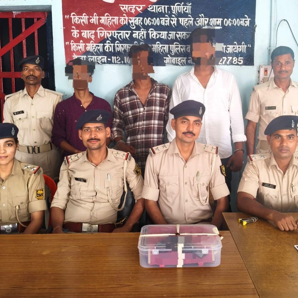 पूर्णिया में हथियार के साथ तीन बदमाश गिरफ्तार:तलाशी में एक देसी पिस्तौल-खोखा बरामद, कटिहार के रहने वाले है सभी