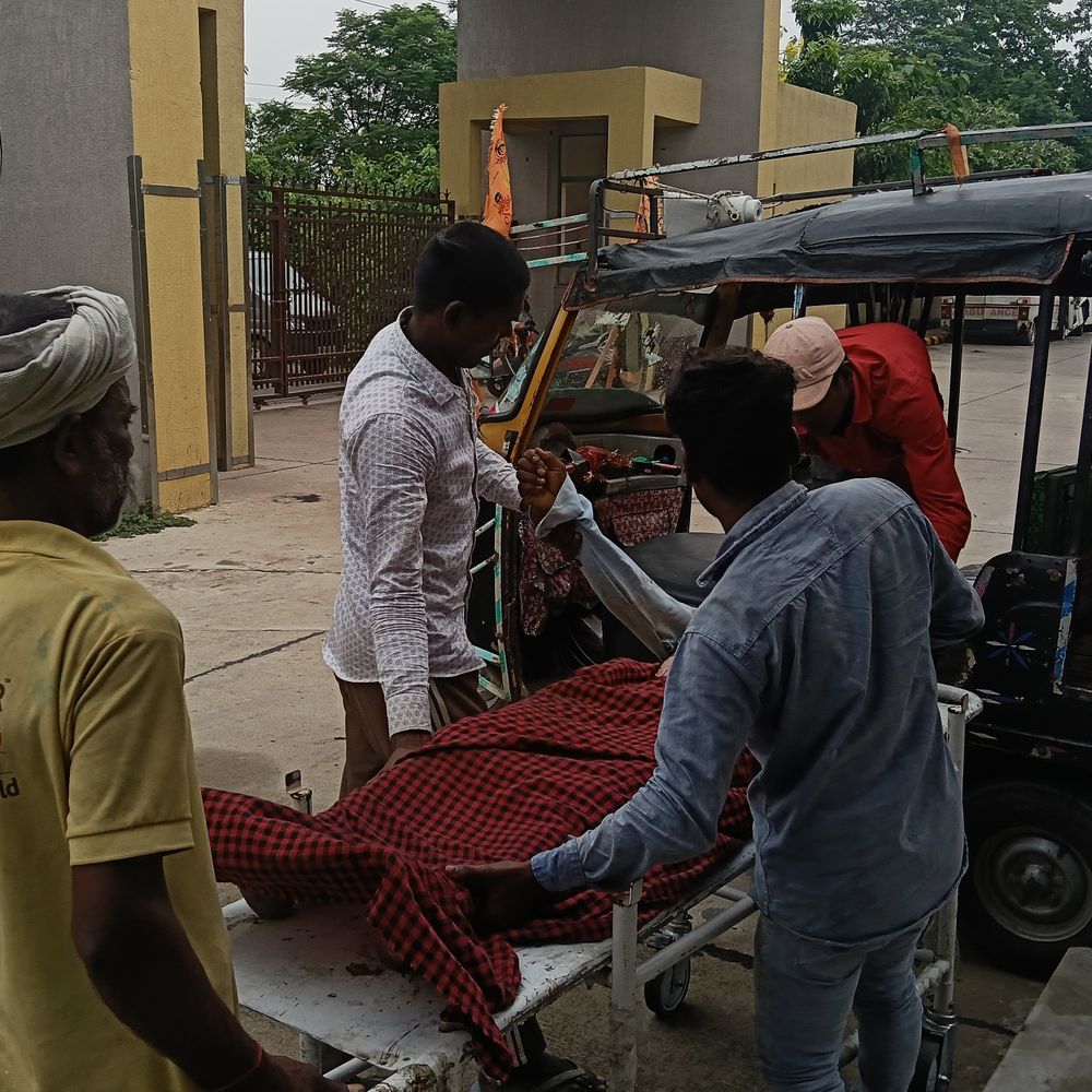 पूर्णिया सड़क हादसे में एक दोस्त की मौत, दूसरा घायल:बाइक से बाजार जा रहे थे दोनों, सड़क किनारे खड़ी ट्रैक्टर ट्रॉली से टकराई मोटरसाइकिल