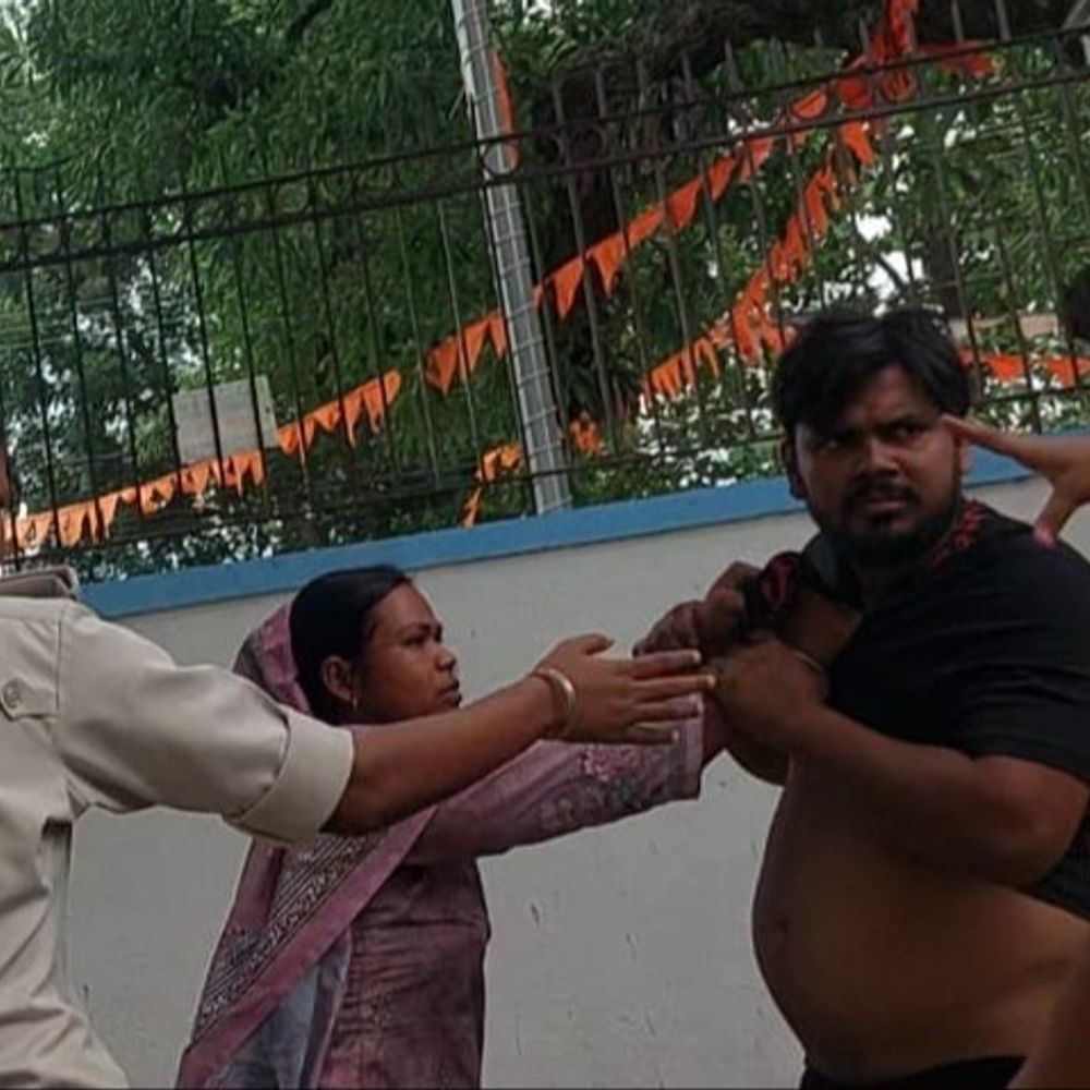 पूर्णिया सिविल कोर्ट कैंपस में हाईवोल्टेज ड्रामा; VIDEO:पत्नी ने पति को कॉलर पकड़कर घसीटा, बोली- मुझे बेचकर दूसरी शादी कर ली