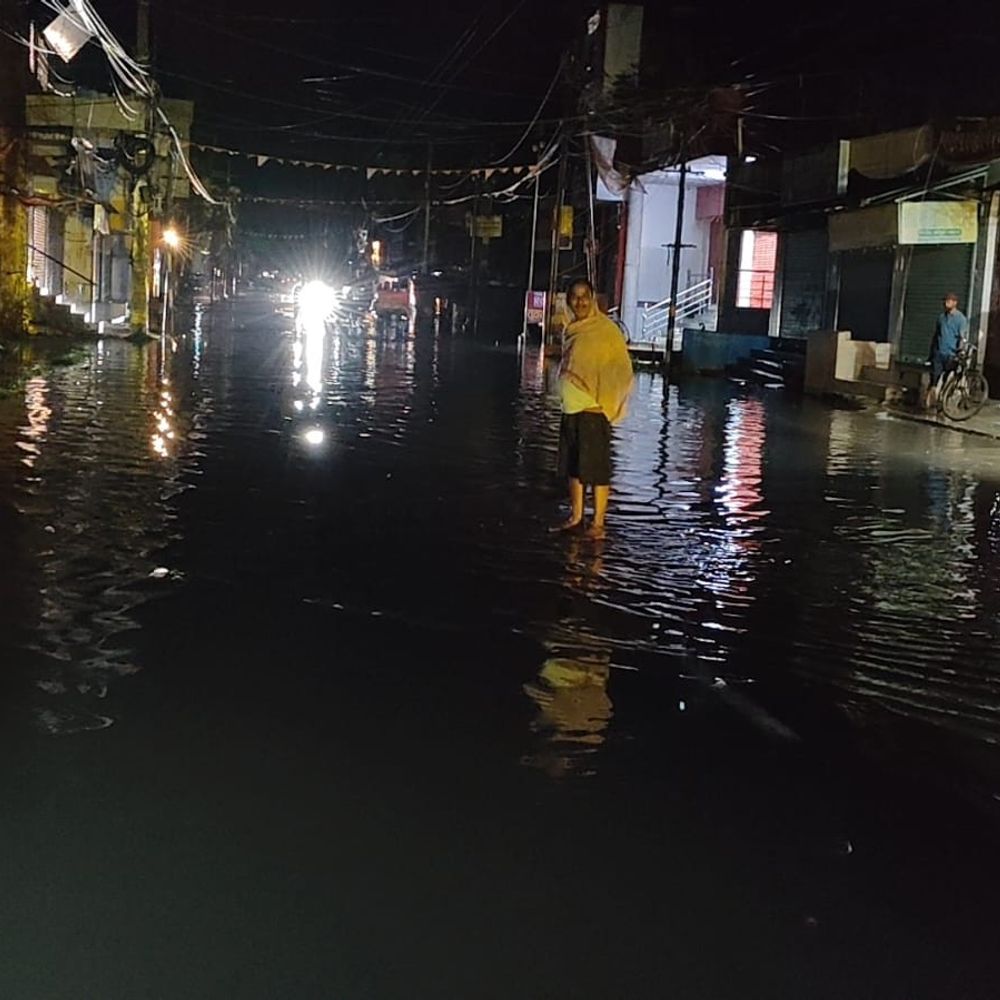 मधेपुरा में 30 मिनट की बारिश में जलजलाव:नगर परिषद की व्यवस्था फेल, घरों-दुकानों में घुसा पानी; लोग परेशान