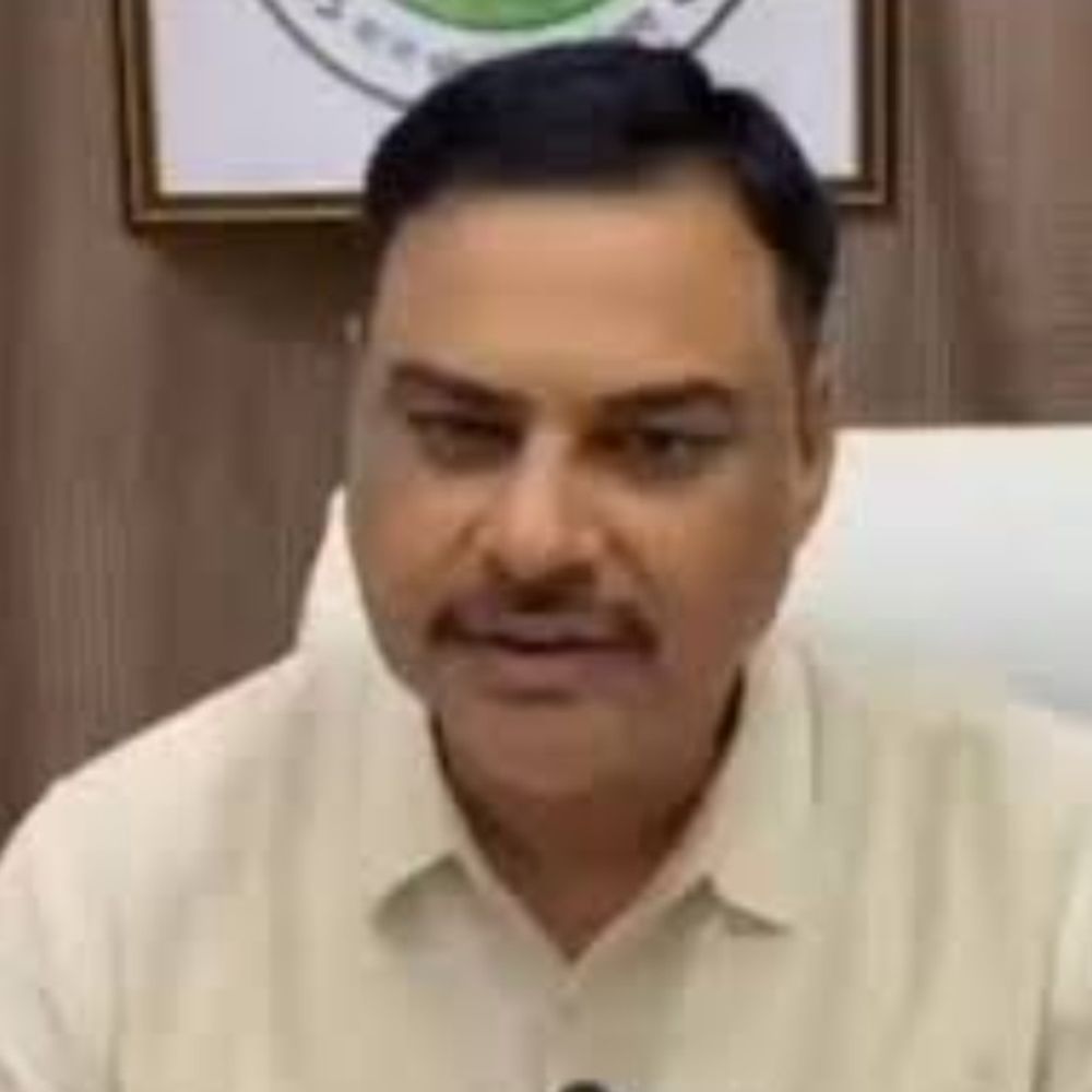 मिर्जापुर डीएम का सख्त निर्देश:अधिकारी सुबह 10 से 12 बजे तक कार्यालय में सुनें जनता की समस्याएँ