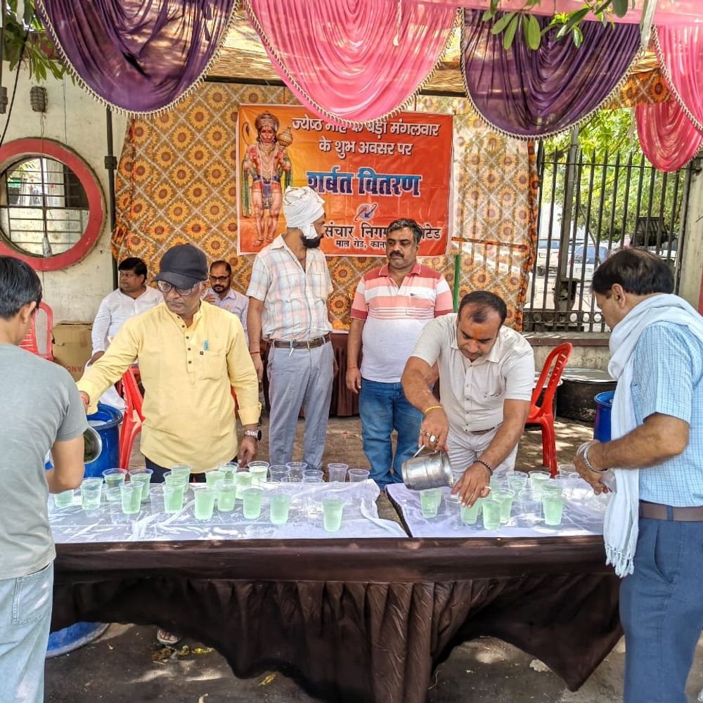 चौथे बड़े मंगल पर बंटा शीतल शरबत और बिस्कुट:कानपुर में BSNL मुख्यालय पर किया गया आयोजन, नौतपा में राहगीरों को मिली राहत