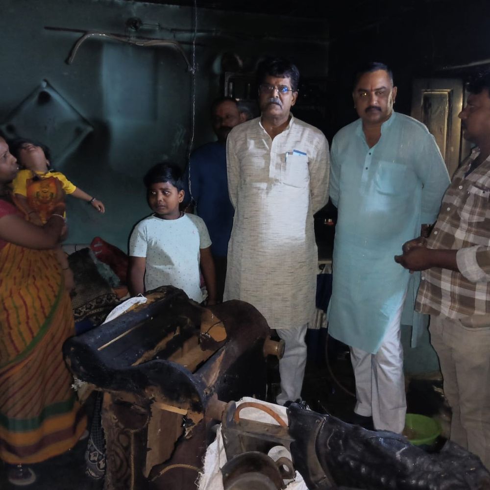 आग से घर जला, विधायक ने परिवार से मुलाकात की:बोले- दो दिनों में जरूरत का पूरा सामान दूंगा, मुआवजा भी जल्द मिलेगा