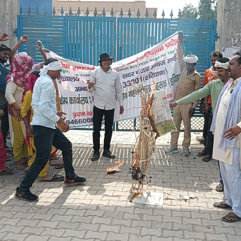 महम में ग्रामीण सफाई कर्मचारियों ने फूंका CM का पुतला:26 हजार वेतन की मांग, 8 दिन से हड़ताल पर, सरकार पर वादाखिलाफी का आरोप