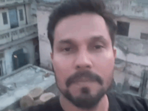 रणदीप हुड्डा का झज्जर में हरियाणवी देसी अंदाज:मकान की छत पर चढ़कर सेल्फी; बोले- गाम की हवा, गाम के मजे
