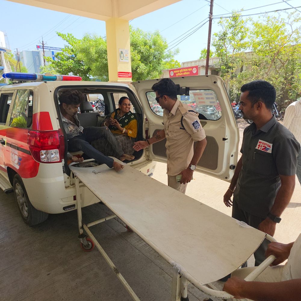 बाइक फिसलने से मां-बेटा घायल, अस्पताल में भर्ती:सुनेरा हाईवे पर ओवरटेक करते समय अनियंत्रित होकर गिरी; इंदौर लौट रहे थे