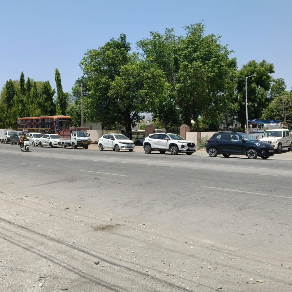 चार दिन में दूसरी बार बढ़े पेट्रोल-डीजल के दाम:2 पंप पर तेल नहीं, CNG पर भी लगी लाइनें
