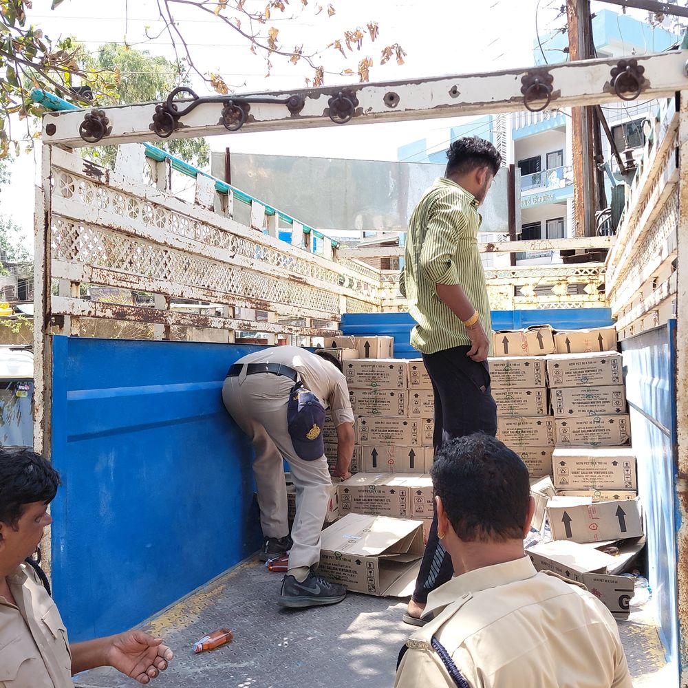 सोंडवा में 4.83 लाख की शराब पकड़ाई:ओझड़ गांव के मकान पर दबिश, 99 पेटी अवैध शराब बरामद