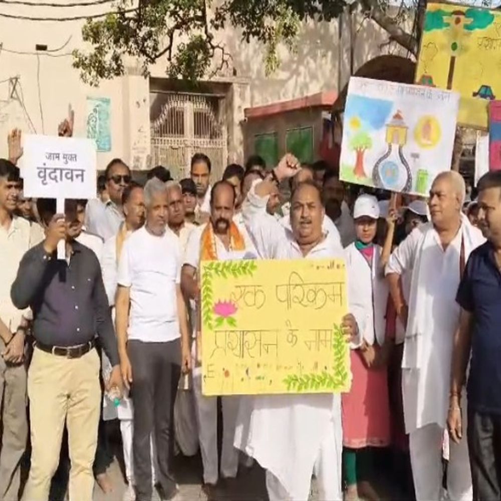 एक परिक्रमा प्रशासन के नाम:वृंदावन में E रिक्शाओं के जाम से परेशान हुए स्थानीय लोग,वृंदावन सिविल सोसाइटी ने जाम मुक्ति की मांग को लेकर लगाई परिक्रमा