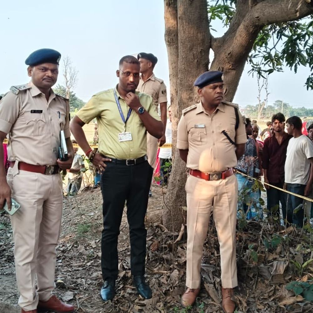 गोपालगंज में पेड़ से लटका मिला युवक का शव:परिजन बोले-हत्या कर टांगा, शरीर पर नहीं थी शर्ट और बनियान; जांच शुरू