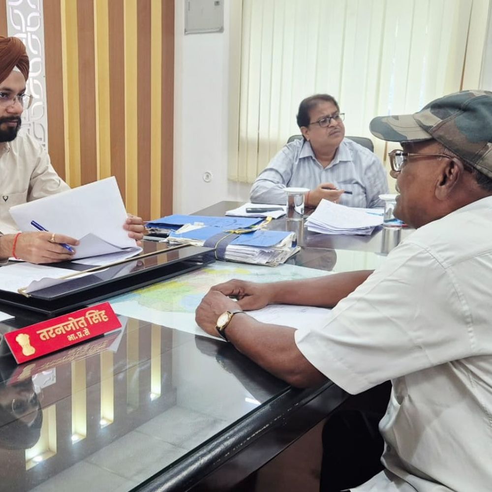 बेतिया DM का जनता दरबार, ऑफिसर्स को दिए निर्देश:95 केस की सुनवाई, अधिकारियों को समय पर निपटारे के निर्देश