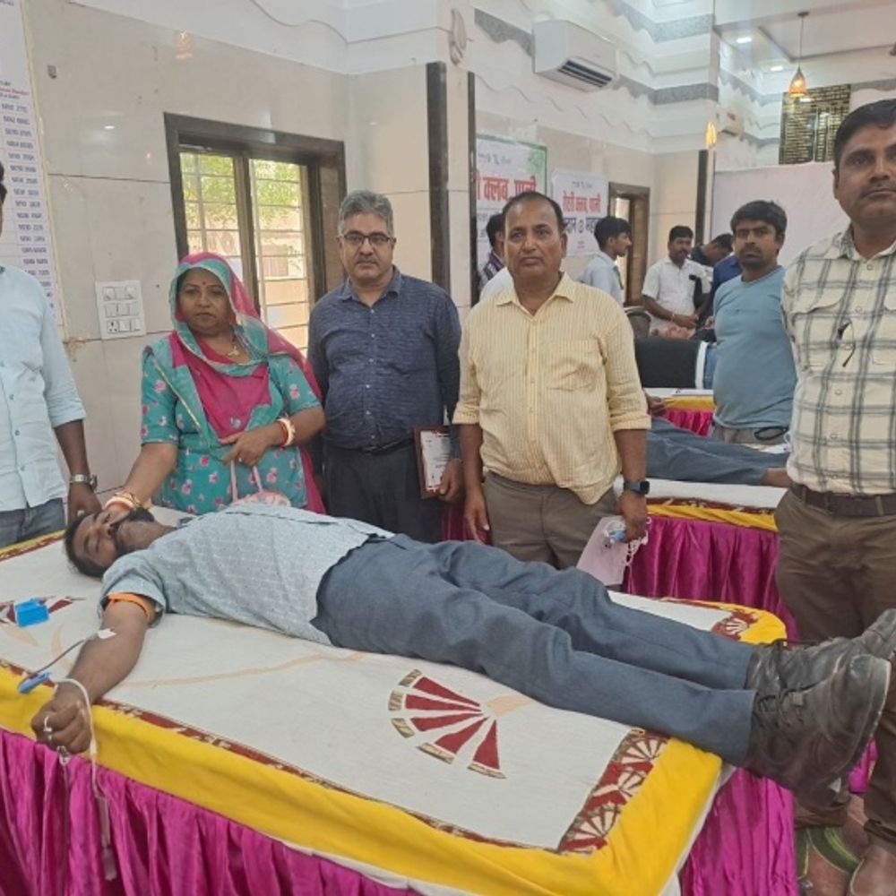 पाली के पूर्व कलेक्टर के जन्मदिन पर 131 ब्लड डोनेट:ब्लड डोनेट करने वालों से बोले- देवस्थान एवं टीएडी आयुक्त-आपसे मेरा रक्त का संबंध, आजीवन कर्जदार रहूंगा
