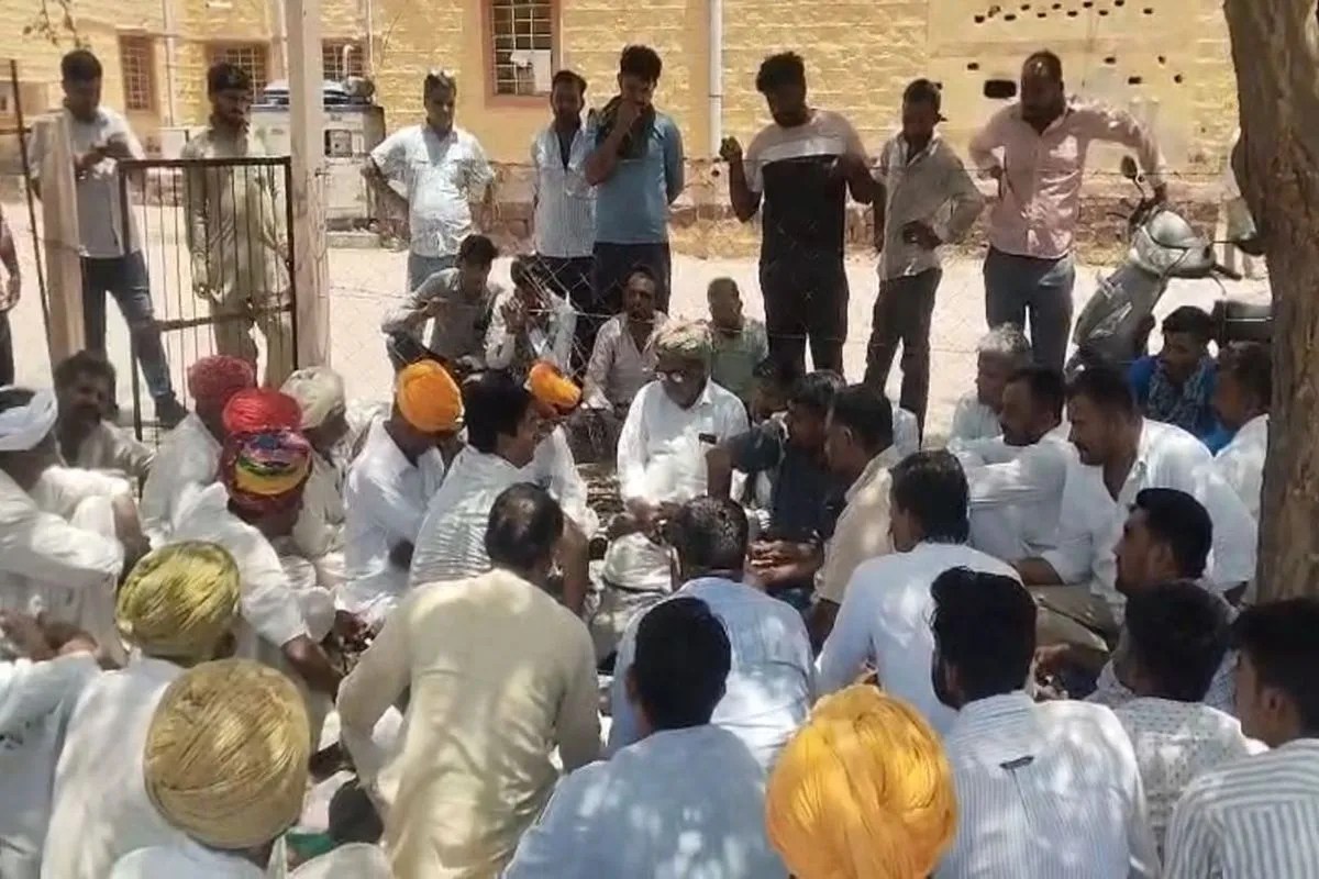 ट्रैक्टर पलटने से एक की मौत, दिया धरना