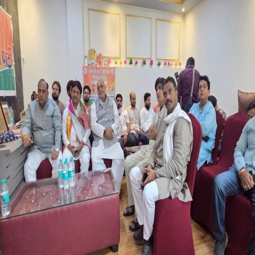 भाजपा नेताओं ने सुनी प्रधानमंत्री के मन की बात:जिला और महानगर के बूथों पर एकत्रित हुए कार्यकर्ता,मथुरा में मंत्री कपिल देव अग्रवाल रहे मौजूद
