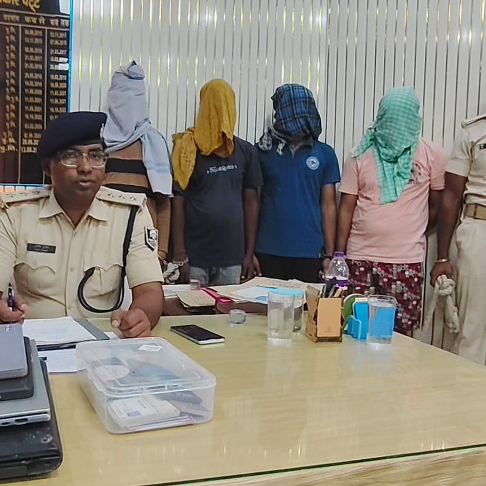 पश्चिम चंपारण में ऑनलाइन बाइक बेचने के नाम पर ठगी:आरोपी गिरफ्तार; एटीएम कार्ड, मोबाइल, लैपटॉप और फर्जी दस्तावेज बरामद