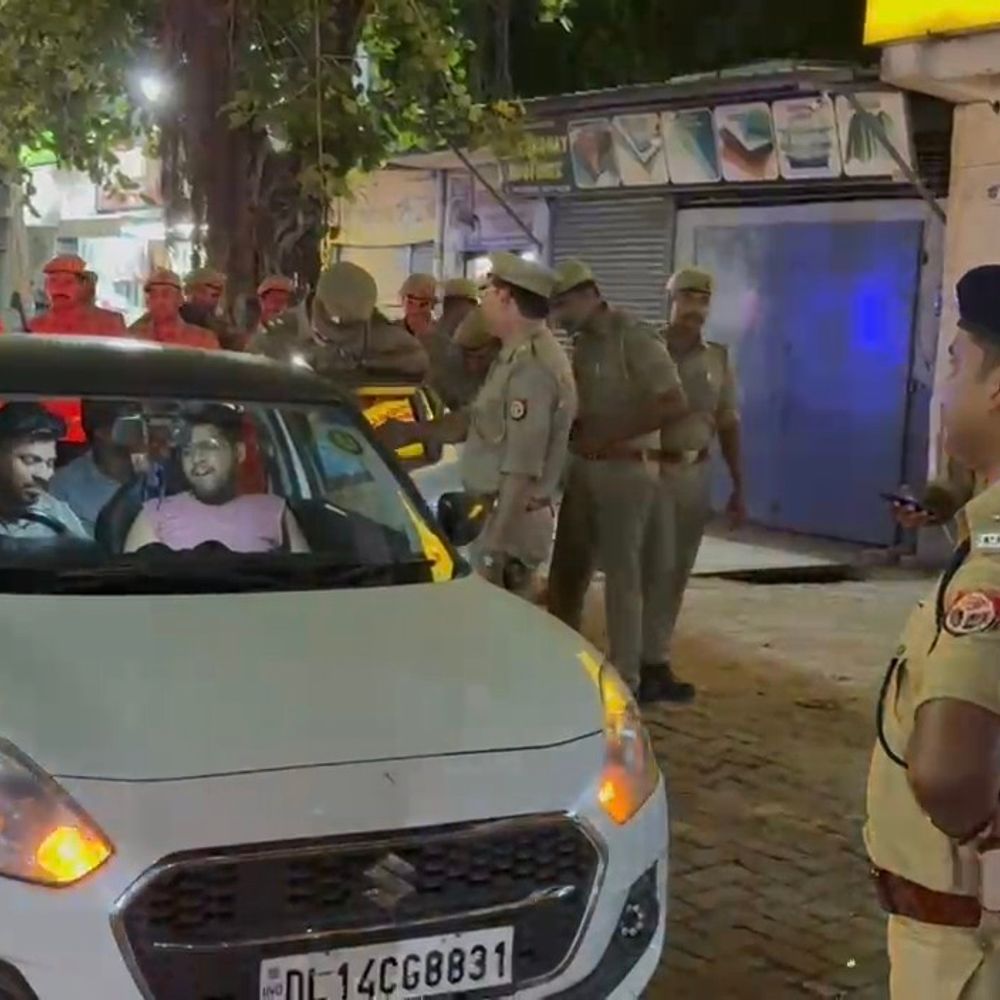 मुजफ्फरनगर में कार में शराब पीते पकड़े गए तीन युवक:CO ने युवकों को लगाई फटकार, चालान काटकर सिखाया सबक